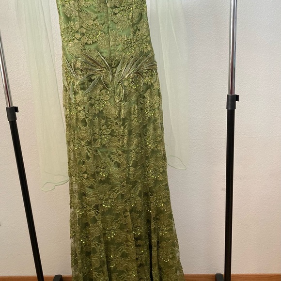 Lace Green Medium Especial Ocassion Gown Size Medium - Picture 2 of 12